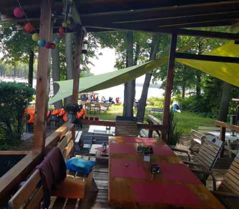 beach bar nad jeziorem